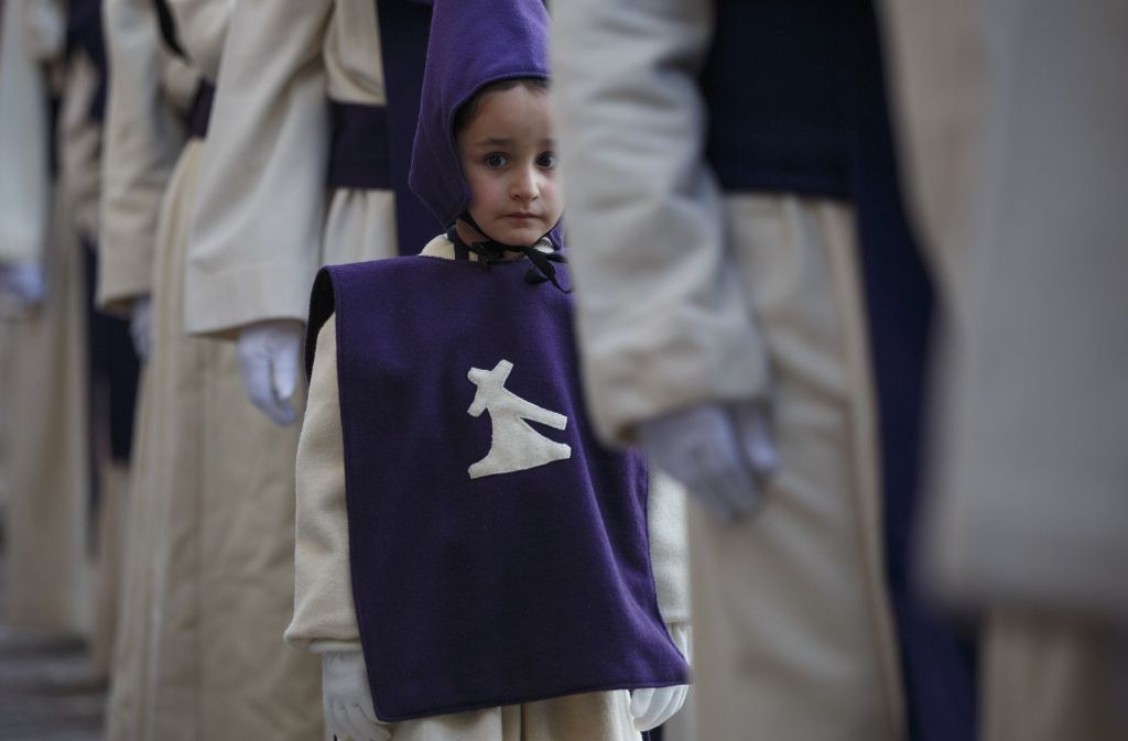 Auch Kinder sind teils mit von der Partie: Die Semana Santa („Heilige Woche“) ist in jedem Jahr der religiöse Höhepunkt für Spaniens Katholiken.