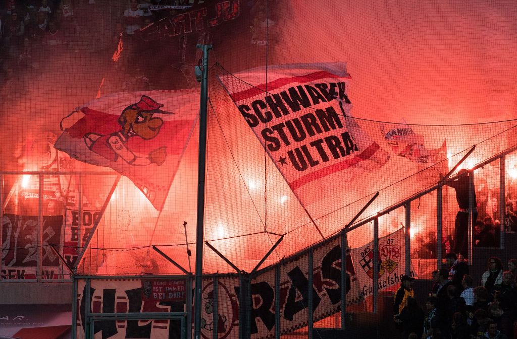 VfB-Fans zünden vor Spielbeginn Pyros.