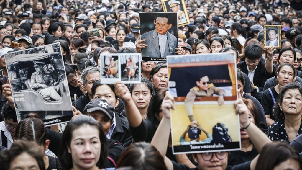 König Bhumibol ist tot: Thailand trägt Trauer
