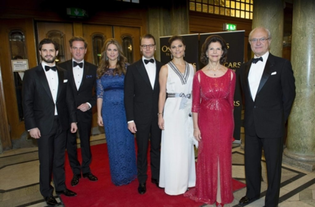 Die schwedische Königsfamilie (von links): Prinz Carl Philip, Chris ONeill, Prinzessin Madeleine, Prinz Daniel, Prinzessin Victoria, Königin Silvia und König Carl Gustaf.