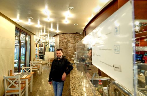 Diamantis Christos hält den Betrieb der Greek Cuisine Taverna aufrecht. Foto: Lichtgut/LeifPiechowski