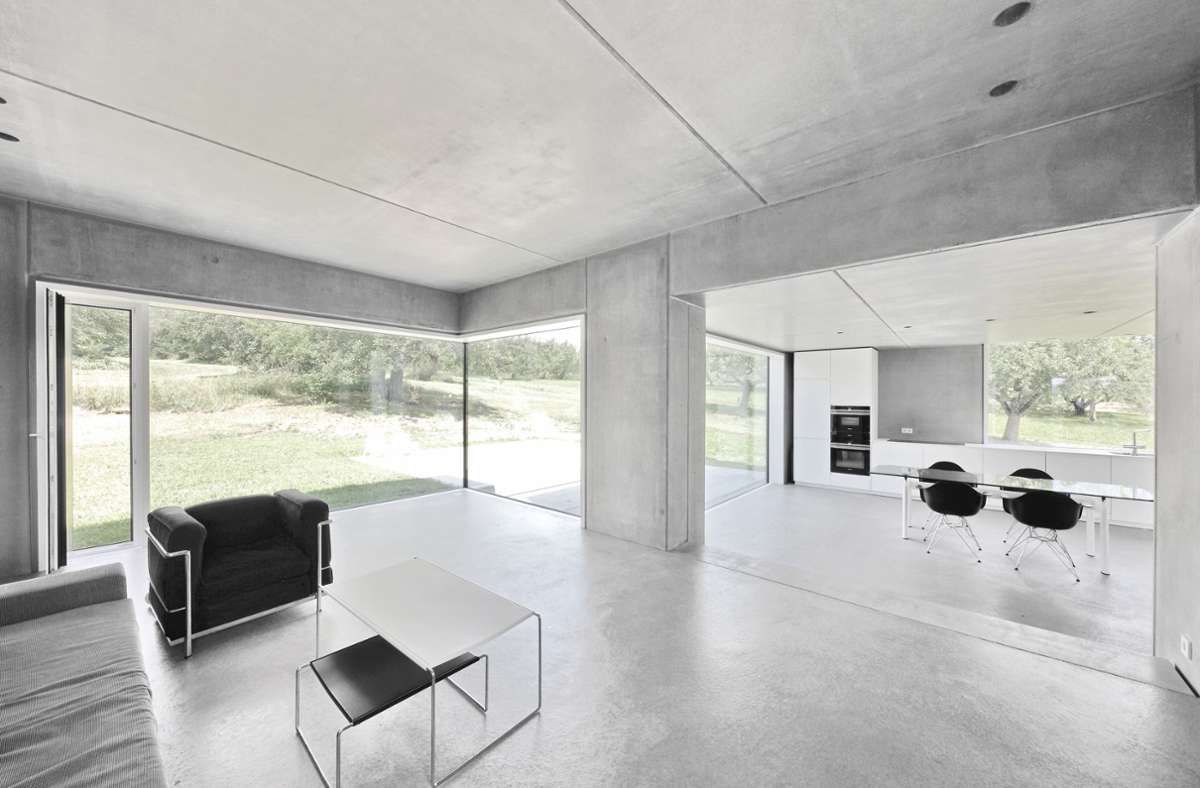 Beton und Glas außen und innen, dazu schwarze und weiße Möbel und ein freier Blick auf die Natur. Der Entwurf wurde von der Architektenkammer Baden-Württemberg für „Beispielhaftes Bauen“ ausgezeichnet.