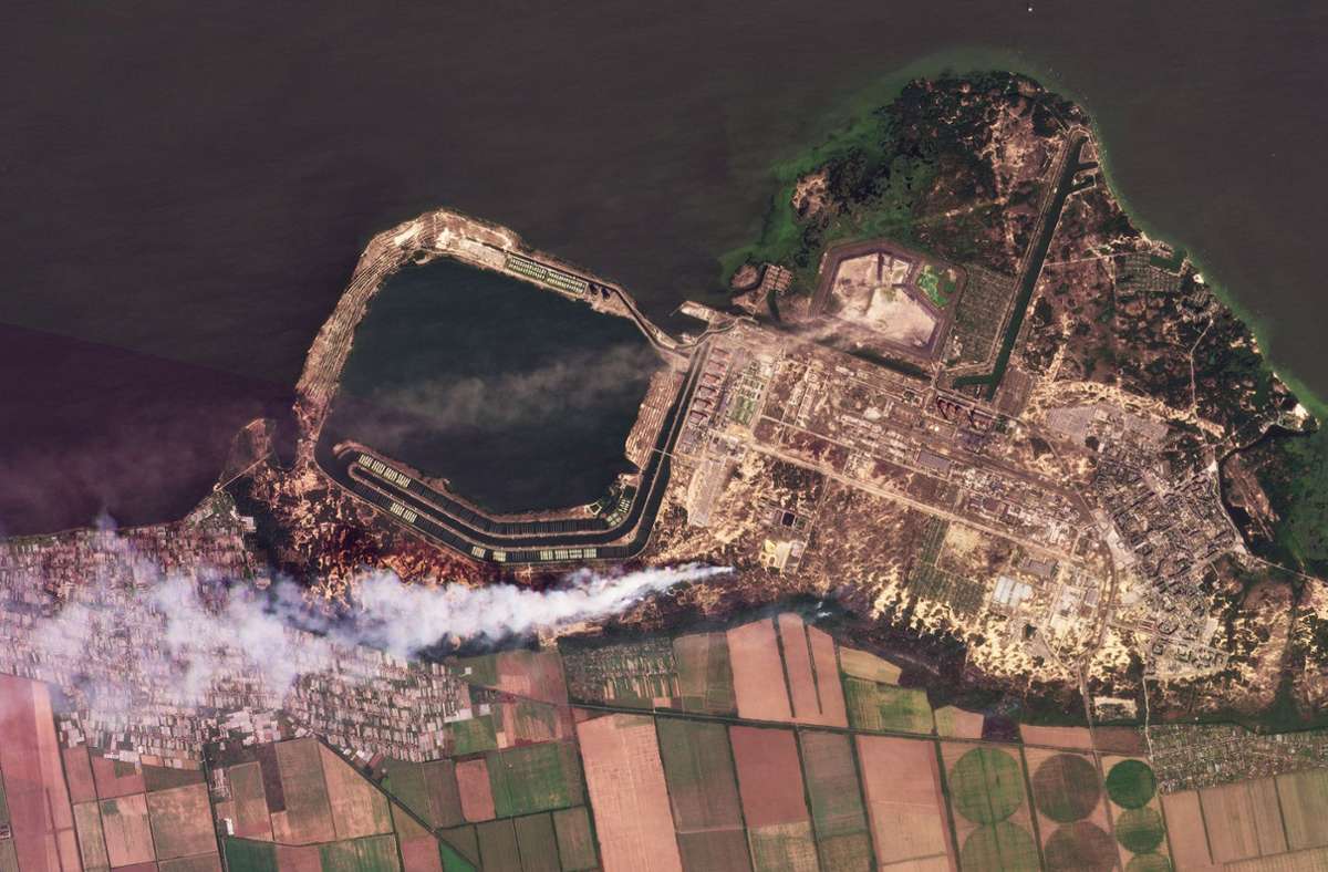 Diese Zusammenstellung von Satellitenbildern, die von Planet Labs PBC aufgenommen wurden, zeigt Rauch, der von Bränden im Kernkraftwerk Saporischschja aufsteigt.