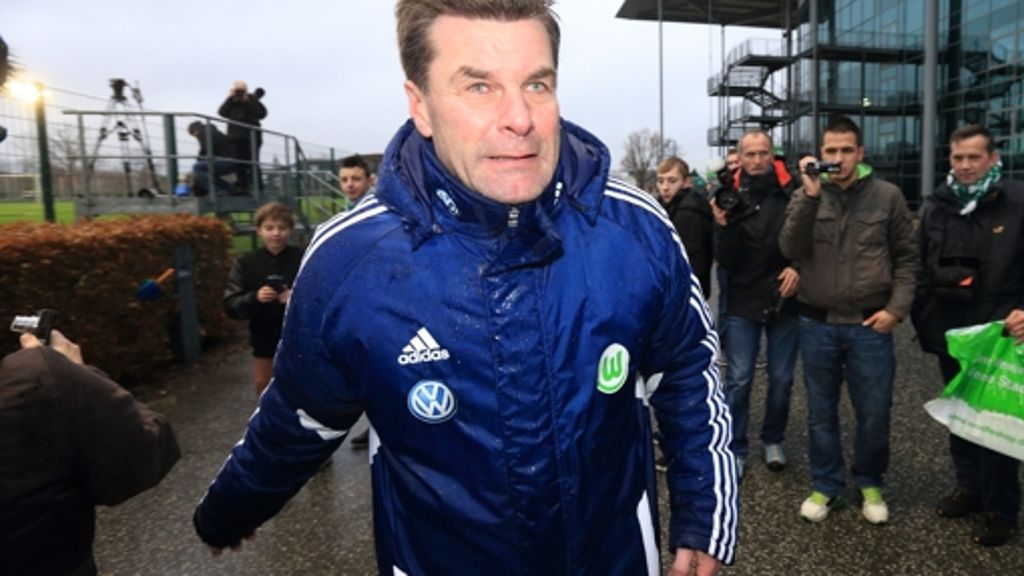  Der Wolfsburger Bundesligatrainer Dieter Hecking baut auf den Ex-Stuttgarter Profi Christian Träsch, der sich auf den Rückrundenauftakt gegen seinen alten Club VfB Stuttgart freut. 