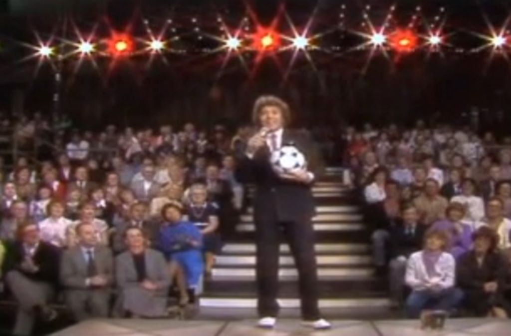 Michael Schanze ließ sich 1982 den WM-Song-Ball zuwerfen. Für die Weltmeisterschaft in Spanien sang er gemeinsam mit der deutschen Mannschaft „Olé España“.