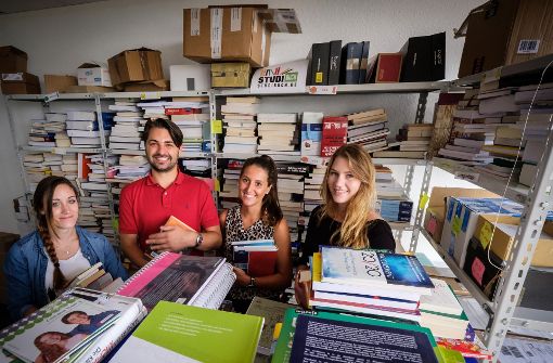 Die Studibuch-Mitarbeiter (v.l) Sabrina Ratz, Gründer Lutz Gaissmaier, Vanessa Kierok, und Maike Haala. Foto: Lichtgut/Achim Zweygarth