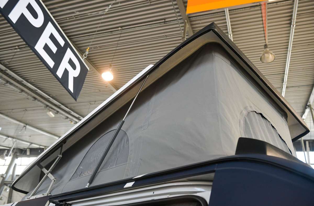 Über uns der Himmel: ein Dachzelt bei einem Wagen der Firma „Rocket Camper“ aus Remshalden bei Stuttgart