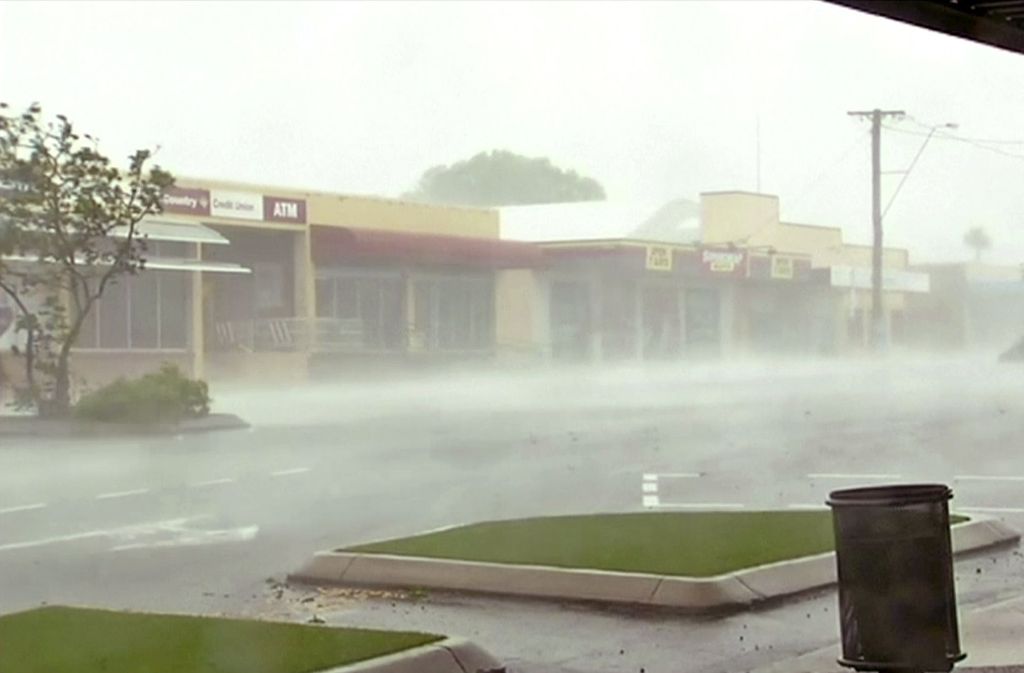 In Bowen peitscht der Sturm das Wasser durch die Straßen.