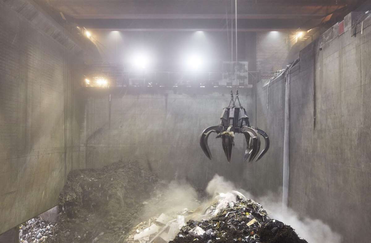 Im Inneren verwertet das laut ARC modernste und effizienteste Müllheizkraftwerk der Welt jährlich rund 600 000 Tonnen Abfall. Es versorgt so etwa 80 000 Hauhalte mit Strom und 90 000 Haushalte mit Wärme.