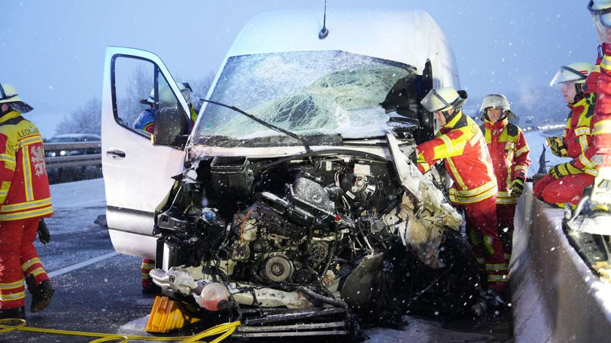 A8 bei Leonberg: Sprinter-Crash auf eisiger Autobahn