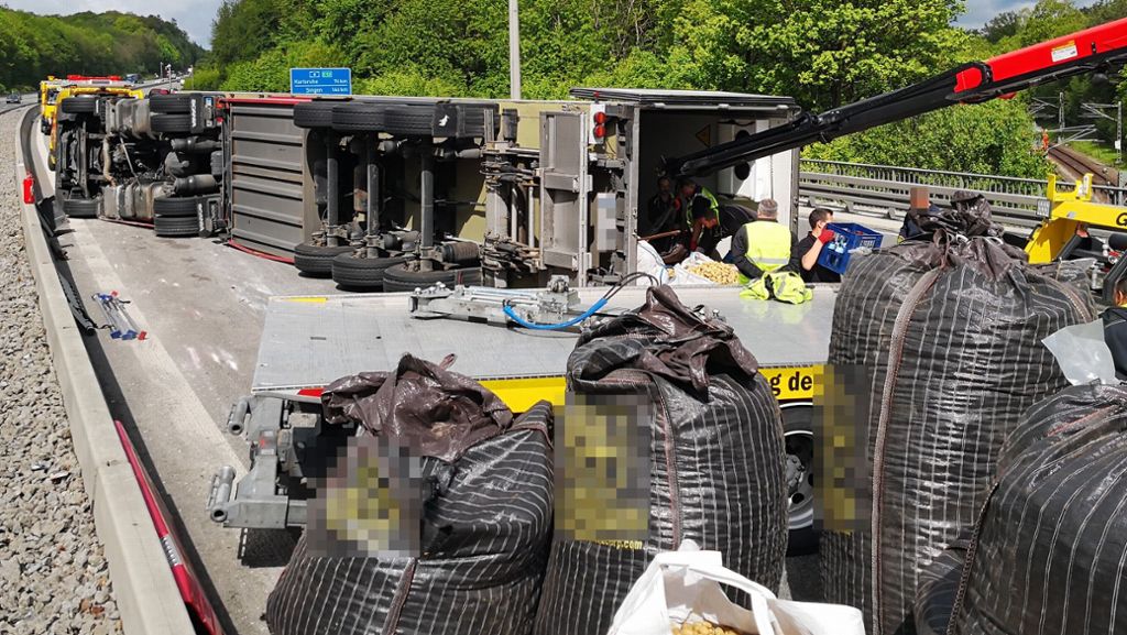 Unfall auf der A8 bei Möhringen: Kartoffel-Lkw kippt um – Bergungsarbeiten dauern an