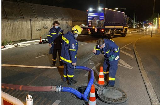 Einsatzkräfte mussten in Stuttgart verstopfte Abwasserrohre abpumpen. Foto: 7aktuell.de
