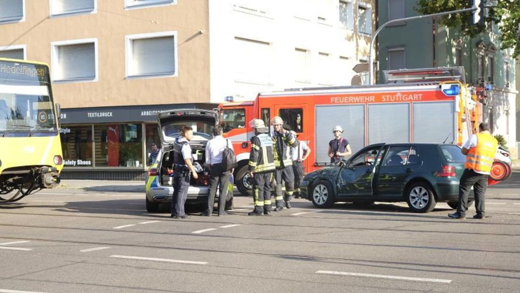  Am Wilhelmsplatz in Stuttgart-Bad Cannstatt krachen eine Stadtbahn und ein VW Golf aufeinander. Verletzt wurde niemand – außer womöglich die Nerven der anderen Verkehrsteilnehmer, die Beeinträchtigungen in Kauf nehmen müssen. 