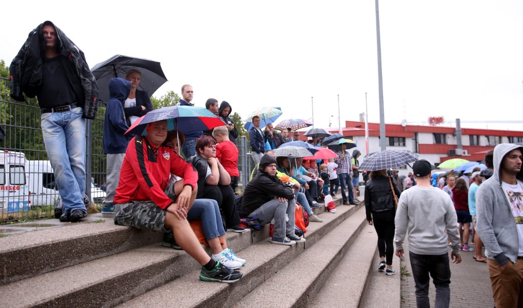Trotz der Regentropfen hatten sich auch einige Zuschauer zur letzten öffentlichen Einheit vor dem anstehenden Bundesligaspiel eingefunden.