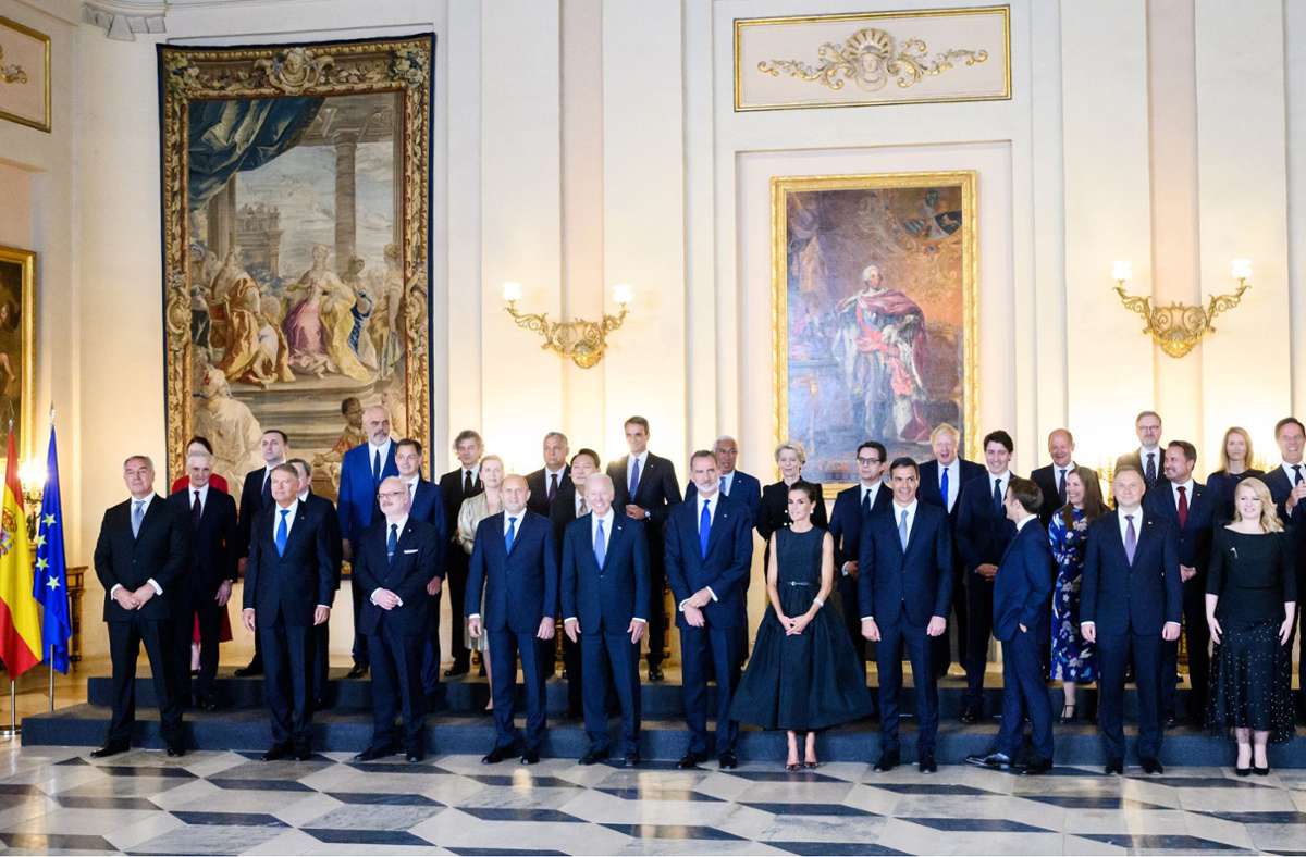 Die Staats- und Regierungschefs stellten sich vor dem Royal Gala Dinner, das von König Felipe VI. und Königin Letizia von Spanien gegeben wurde, für ein Gruppenfoto auf.
