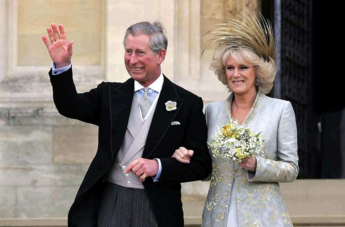 Schließlich gibt auch die Queen ihren Widerstand auf und 2005 geben sich Charles und Camilla das Ja-Wort.