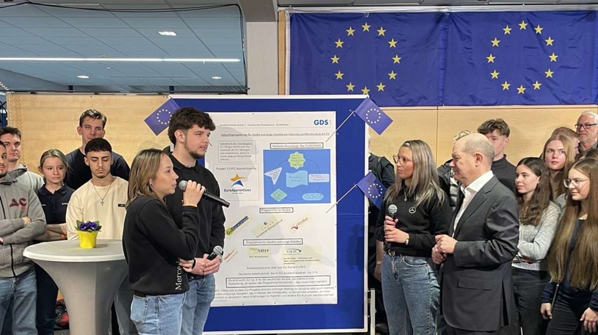 Die Schülerinnen und Schüler präsentieren ihre EU-Projektplakate.