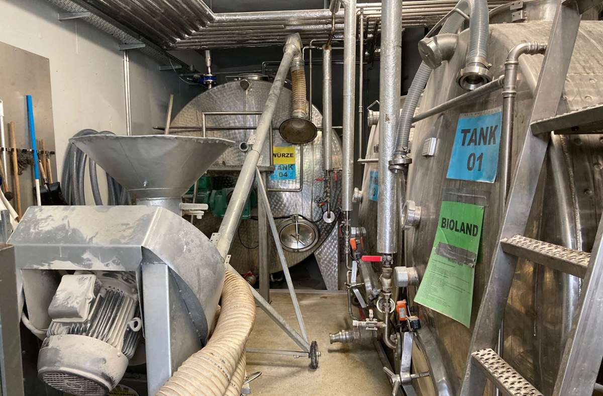 In diesen Tanks befindet sich die Maische zum Gären. Heraus kommt das Korn, aus dem Hannes und sein Team den 96-prozentigen Basisalkohol für den Gin herstellen.