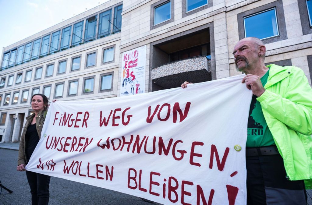 Demonstration gegen Wohnungsmangel auf dem Marktplatz in Stuttgart