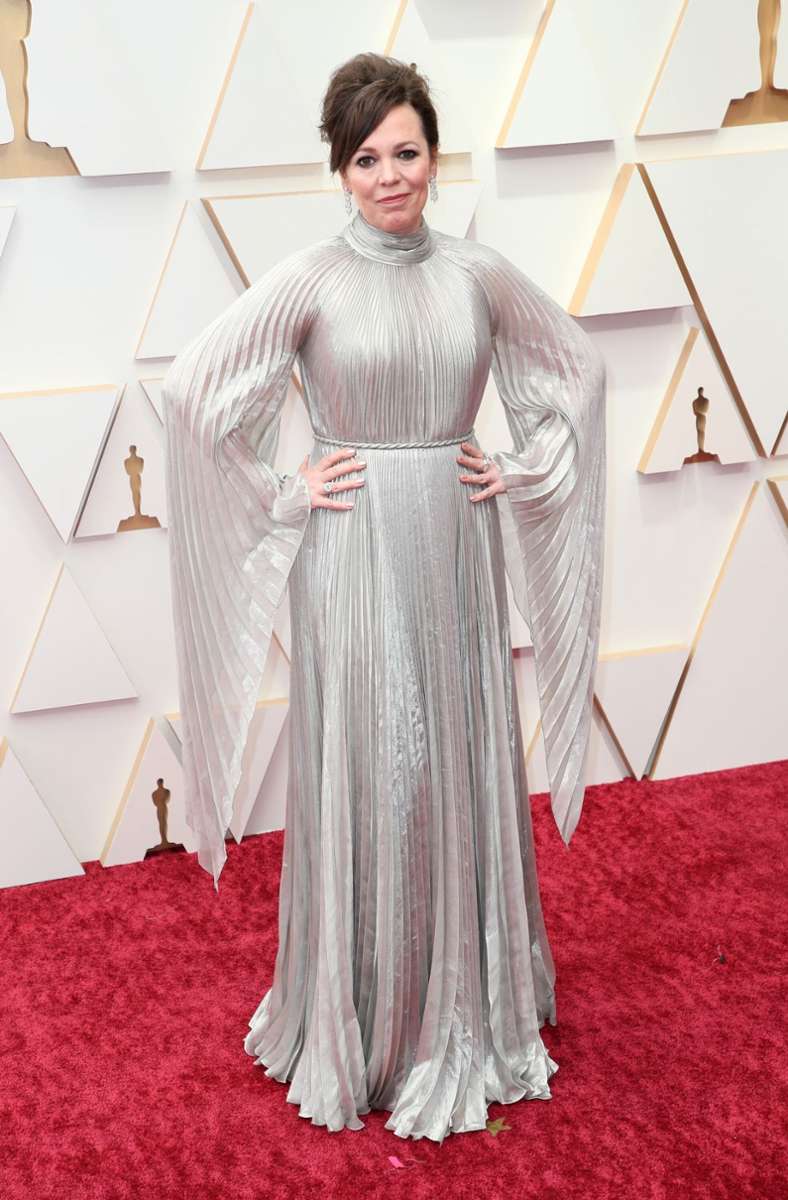 Hui: Super edel und elegant – Olivia Colman ist in dieser silberfarbenen Dior-Robe ein absoluter Hingucker.