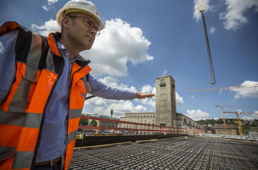 Michael Pradel begutachtet die Stelle, an der ein erster Dachabschnitt des neuen Bahnhofs entstehen soll. Foto: Lichtgut/Leif Piechowski