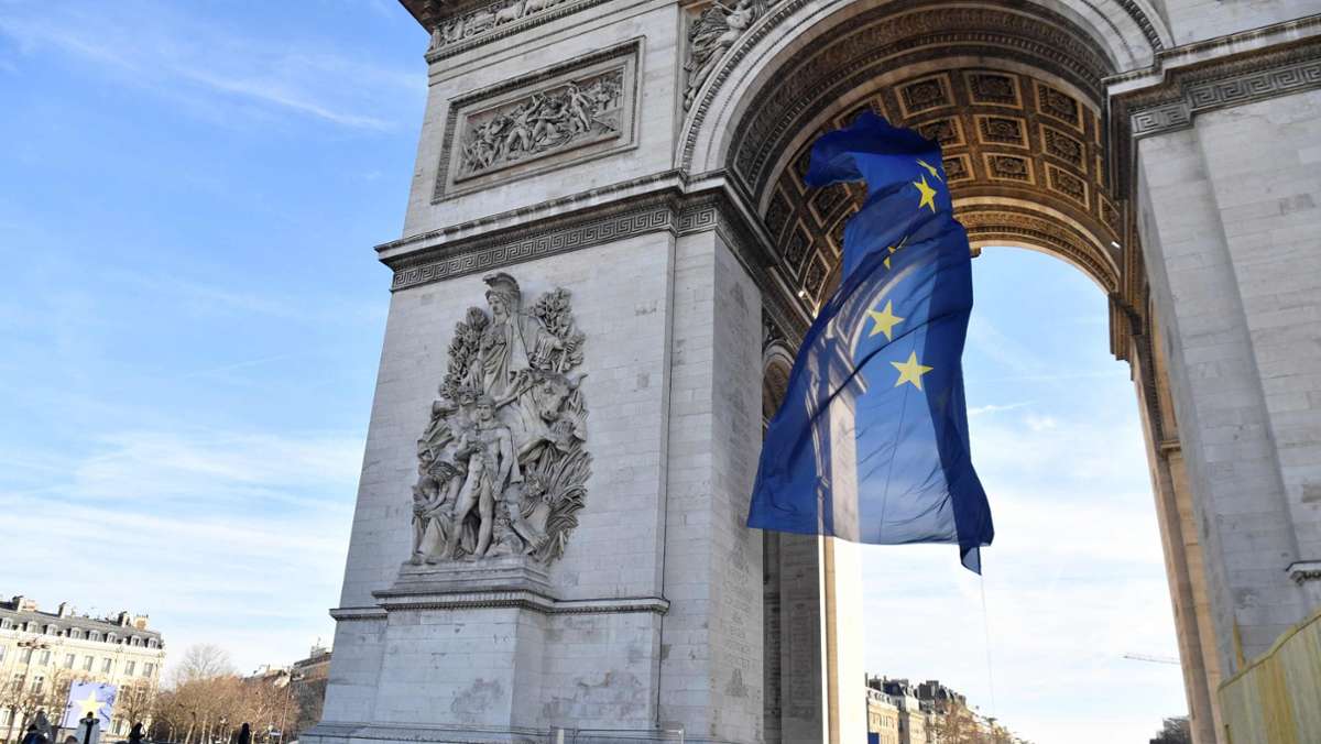  Am Arc de Triomphe in Paris wehte die blaue EU-Fahne, da Frankreich die Ratspräsidentschaft in der Union übernimmt. Viele Franzosen waren entsetzt, nun ist sie schon wieder weg. 
