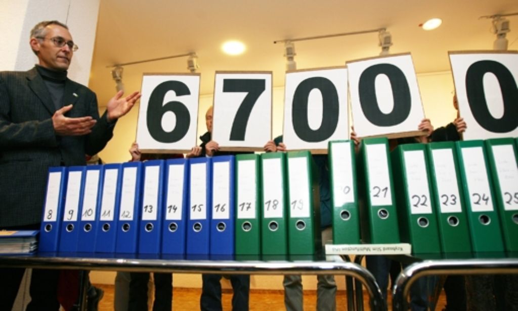 November 2007: Für einen Bürgerentscheid gegen Stuttgart 21 werden 67 000 Unterschriften gesammelt.