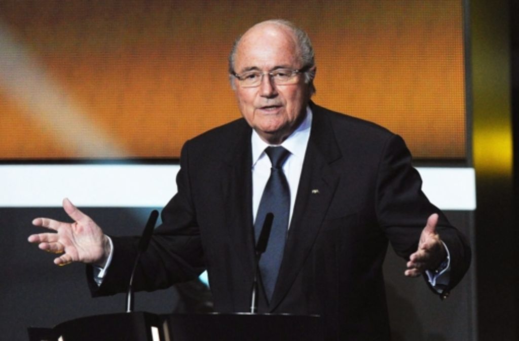 Trotz der schweren Vorwürfe wurde Blatter immer wieder zum Fifa-Präsidenten gewählt – auch 2011: Die Welt sprach vom „bizarrsten Wahlkampf in der Geschichte des Weltverbands.“ Sowohl gegen seinen Herausforderer Mohamed Bin Hammam als auch gegen Blatter selbst wurde ermittelt – wieder ging es um eine Bestechungsaffäre.