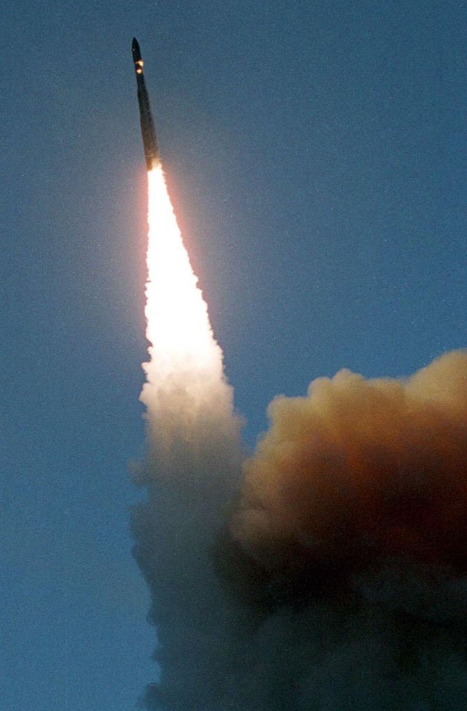 Rückgrat der US-Atommacht: Eine unbewaffnete Minuteman II Interkontinentalrakete startet am 14. Juli 2001 von der Vandenberg Air Force Base in Kalifornien. Inzwischen verfügen die USA über modernisierte ballistische Raketen vom Typ Minuteman III.