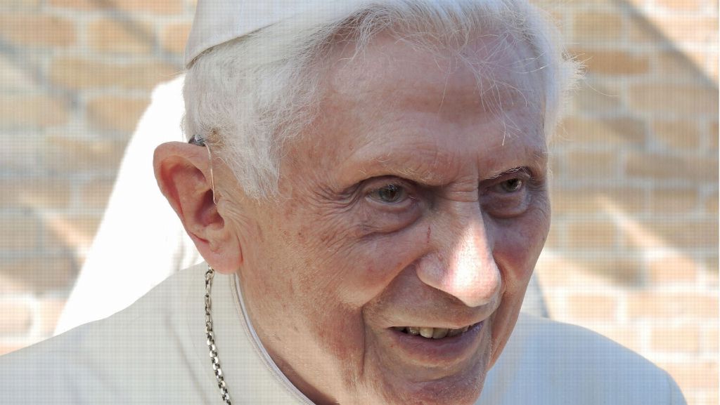 Papst Benedikt XVI.: Ex-Kirchenoberhaupt hat blaues Auge nach Sturz