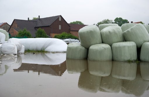 Das Unwetter am Wochenende überschwemmte nicht nur Straßen. Auch landwirtschaftliche Betriebe hatten unter den Wassermassen zu leiden. Foto: dpa