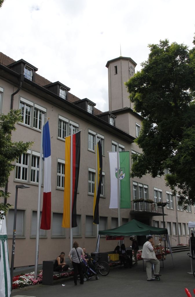 Vor dem Rathaus wehten neben der deutschen und der baden-württembergischen auch die französische und die neue Zuffenhäuser Fahne.