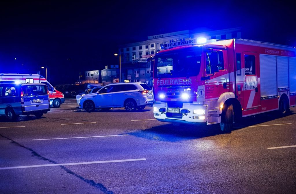 Der 29-jährige Mann fuhr nach Angaben der Polizei um 23.45 Uhr von der Konrad-Adenauer-Straße kommend auf dem rechten Linksabbiegerfahrstreifen auf den Charlottenplatz ein.