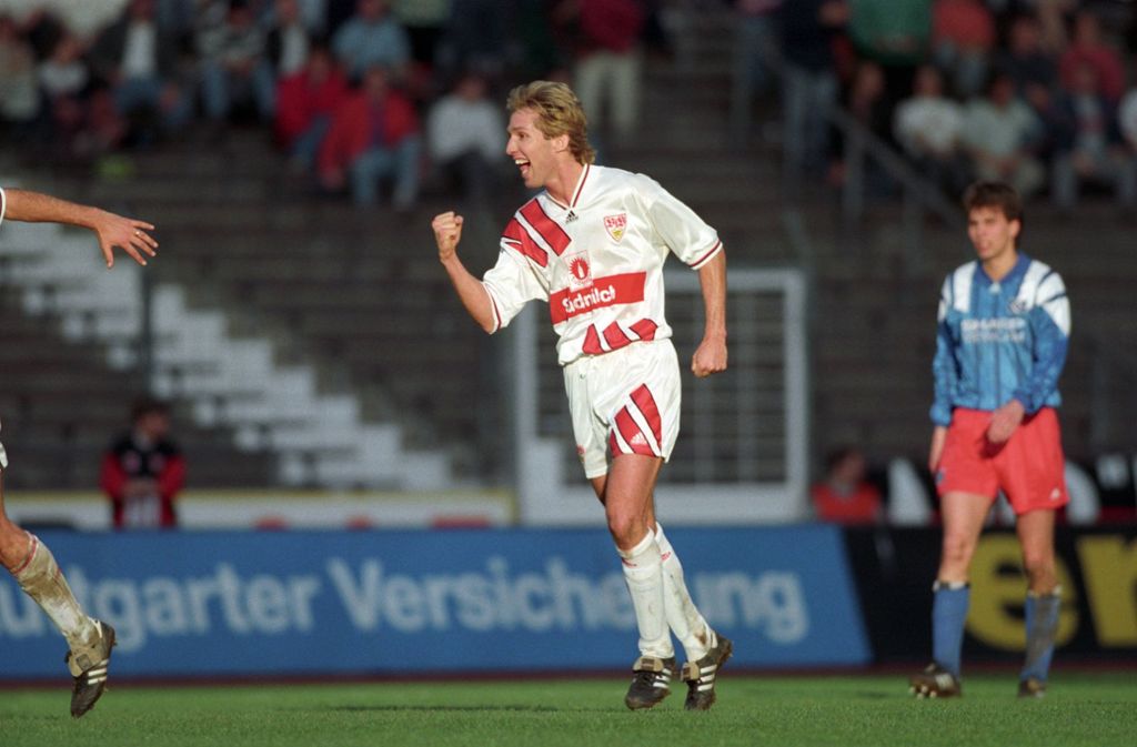 Adrian Knup vollzog im Jahr 1994 den Wechsel vom Neckar nach Karlsruhe. Der Schweizer, der heute als Funktionär beim FC Basel tätig ist, war bei beiden Vereinen äußerst treffsicher: Im Trikot des VfB erzielte Knup in 53 Spielen 20 Tore, beim KSC stehen elf Treffer aus 39 Begegnungen zu Buche.