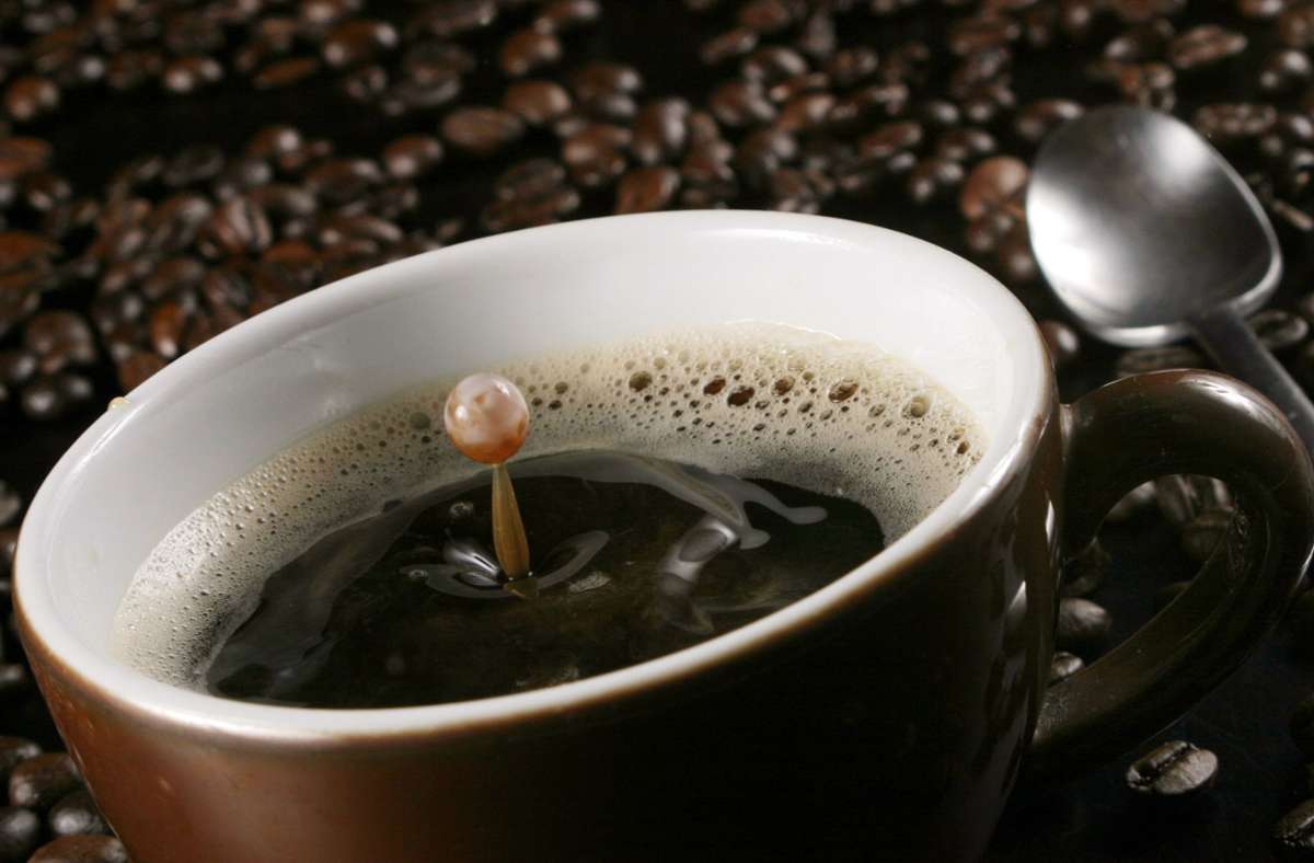 Für ein Kilo Kaffeepulver werden 5,6 Kilo CO2-Äquivalente fällig. Deutlich klimaschonender sind Getränke wie Saft, Bier oder Mineralwasser – alle liegen unter einem Kilo CO2-Äquivalenten.