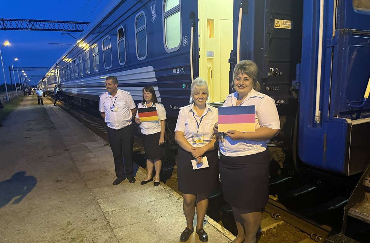 Mitarbeiter der Bahn erwarten die Delegation aus Deutschland.