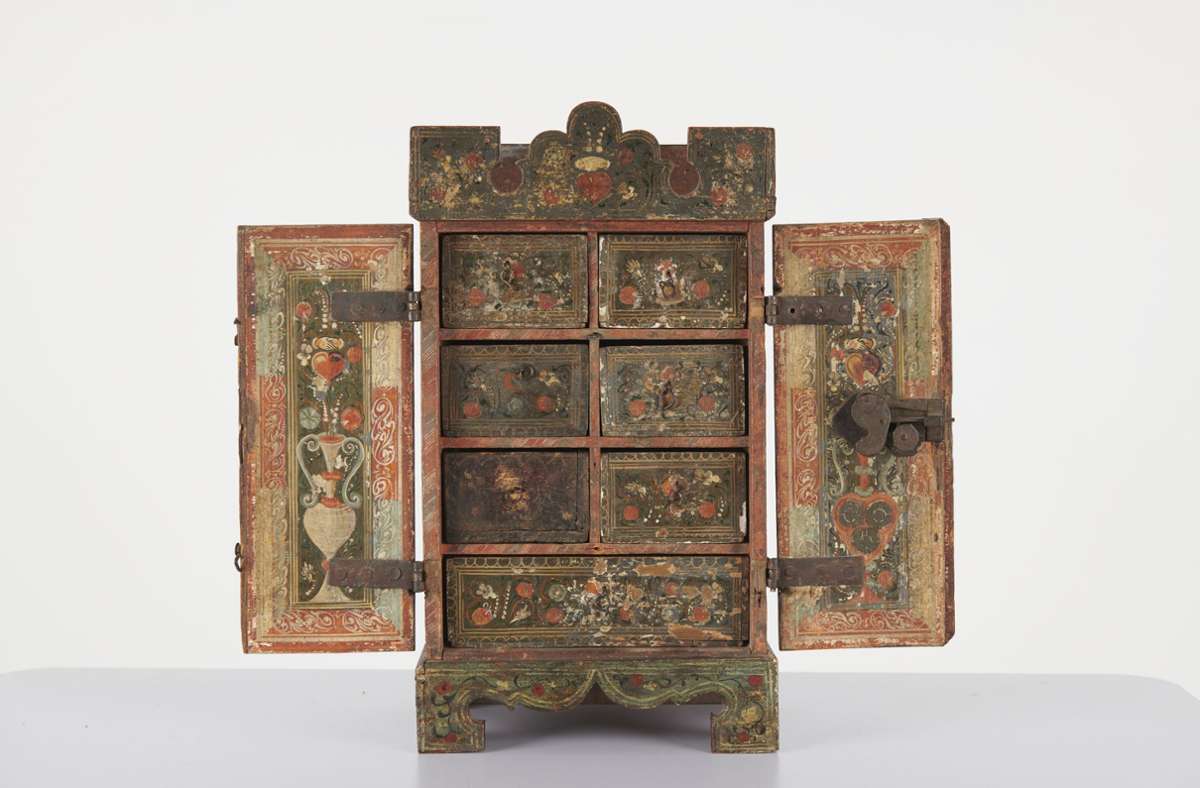 Das Hochzeitsschränkchen aus Eichenholz mit einer Wismuthauflage und Temperamalerei, entstand um 1590.
