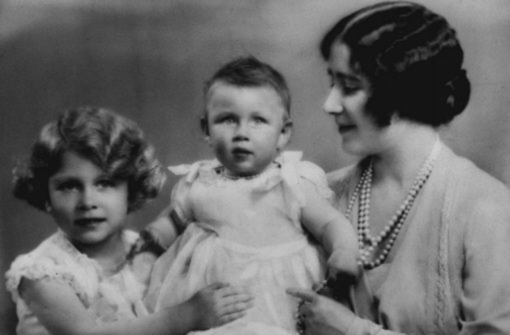 Lilibet (links), wie die Kleine genannt wird, und ihre Schwester Margaret sind die Töchter von Lady Elizabeth Bowes-Lyon und des Windsor-Prinzen Albert, der als Zweitgeborener nicht damit rechnen kann, jemals König zu werden.