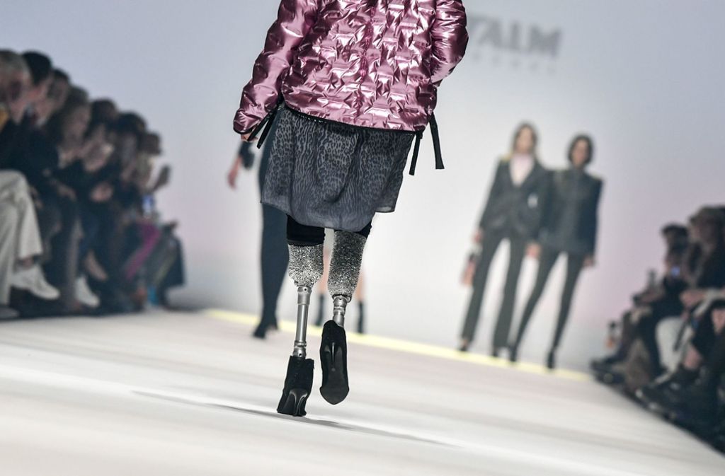 Versace, die mit den Modeschöpfern Gianni und Donatella Versace verwandt ist, hat nach ihrem Unfall 2005 eine Karriere als Paralympics-Läuferin aufgebaut.