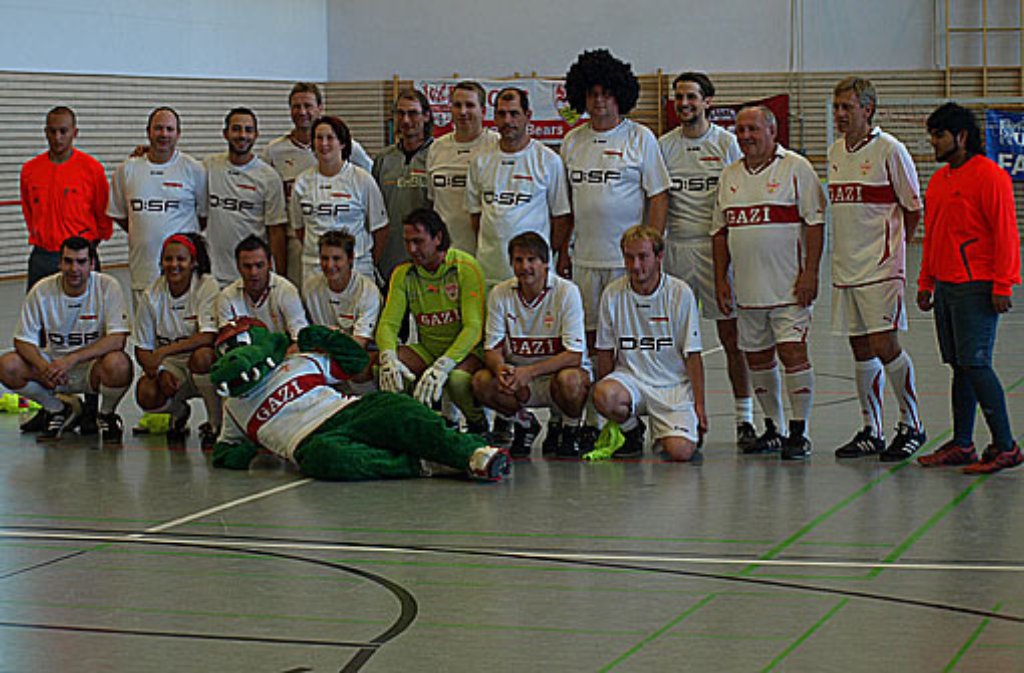 Manchmal bekommt der flauschige Namensgeber des Filderstädter Fanclubs aber Konkurrenz, wie etwa beim Bärencup 2010 vom VfB-Maskottchen "Fritzle".
