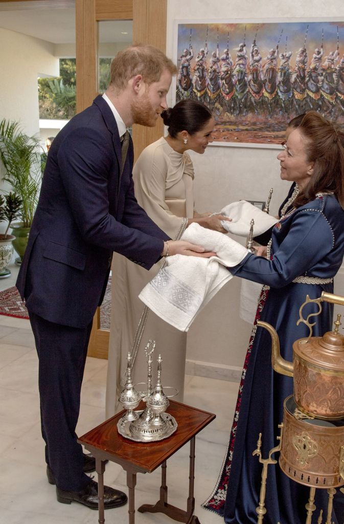 Prinz Harry und Herzogin Meghan werden in der britischen Botschaft mit einem Ritual in Empfang genommen.
