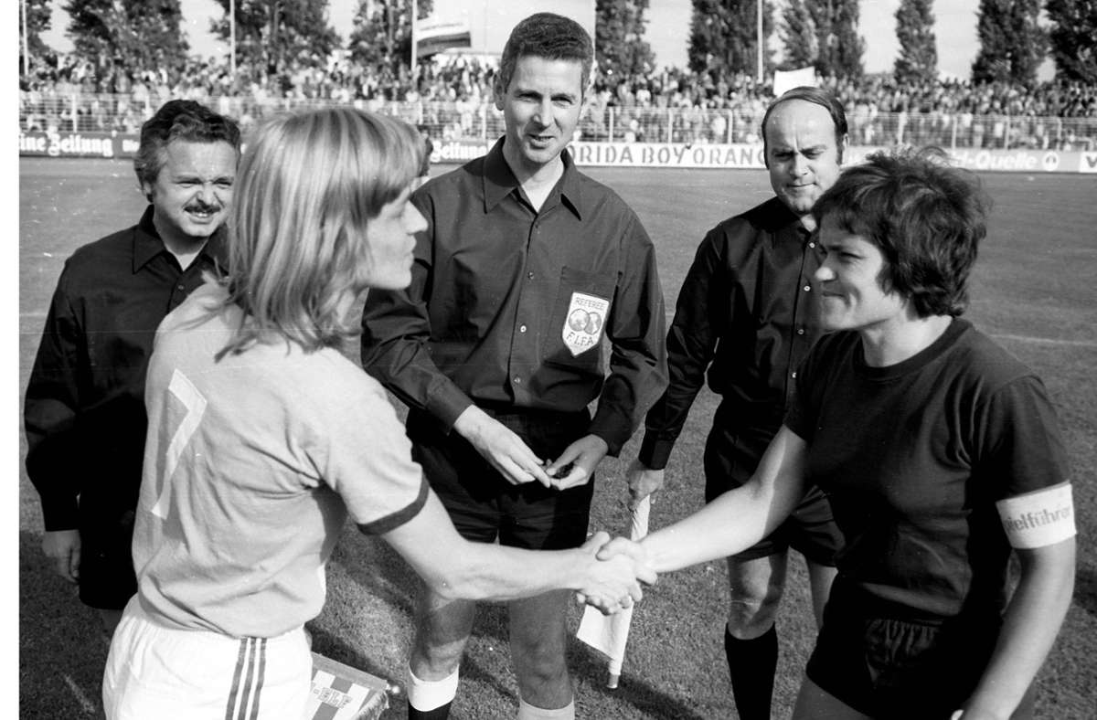 8. September 1974: Vier Jahre, nachdem der DFB das Verbot aufgehoben und den Fußball der Frauen in seine Satzung mitaufgenommen hatte, richtet er die erste deutsche Meisterschaft der Frauen aus. Im Endspiel stehen sich in Mainz der TuS Wörrstadt und die DJK Eintracht Erle Gelsenkirchen gegenüber.