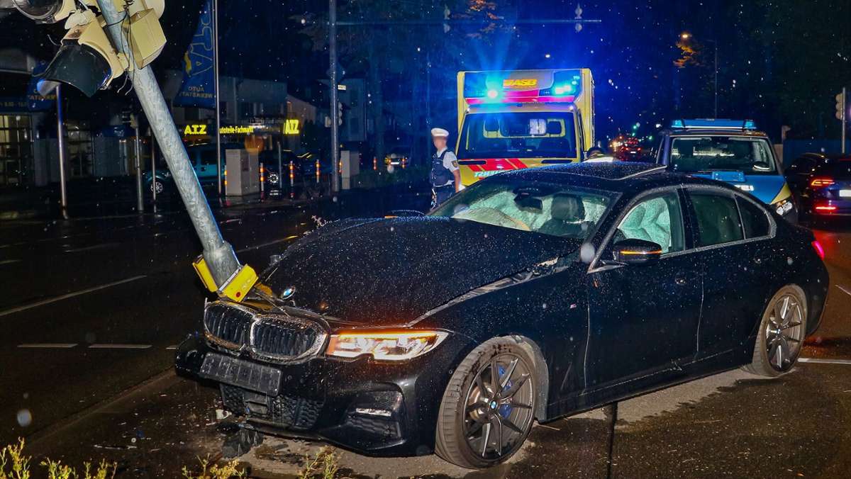 Unfall in Ludwigsburg: Zerstreuter Mann fährt gegen Ampel