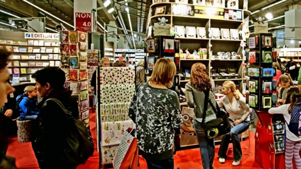  Die internationale Buchmesse in Frankfurt ist so groß, dass man sich darin verlaufen kann. Dort treffen sich Autoren mit den Leuten, die ihre Bücher drucken und verkaufen. Eine ruhige Ecke, in der man ein Buch lesen kann, findet man da kaum. 