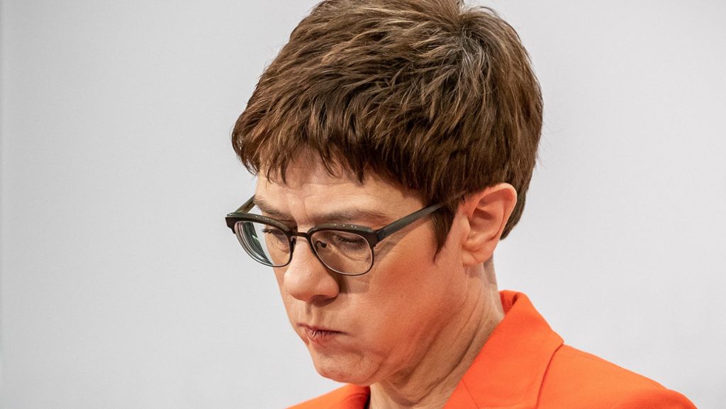 Annegret Kramp-Karrenbauer: CDU-Chefin bleibt vorerst im Amt