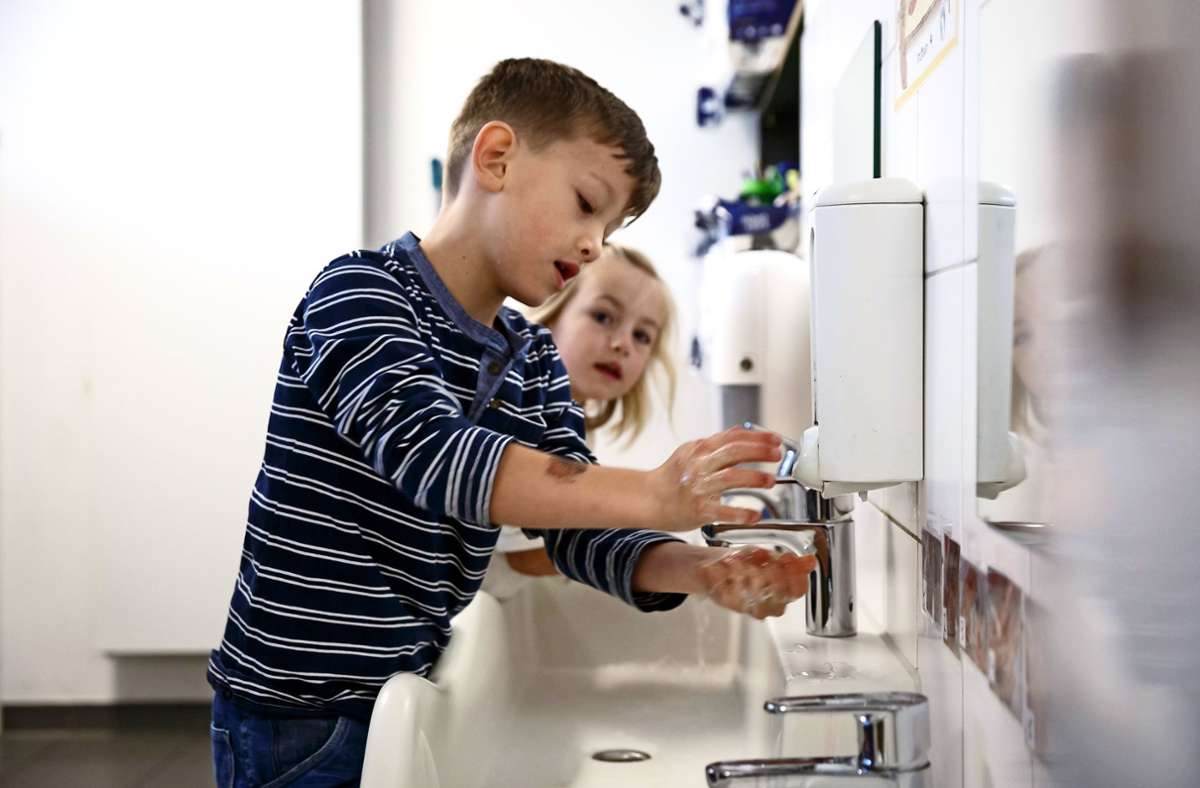 Auch im Regelbetrieb müssen Hygieneregeln in den Kitas eingehalten werden – zum Beispiel das regelmäßige Händewaschen. Foto: Lichtgut/Julian Rettig