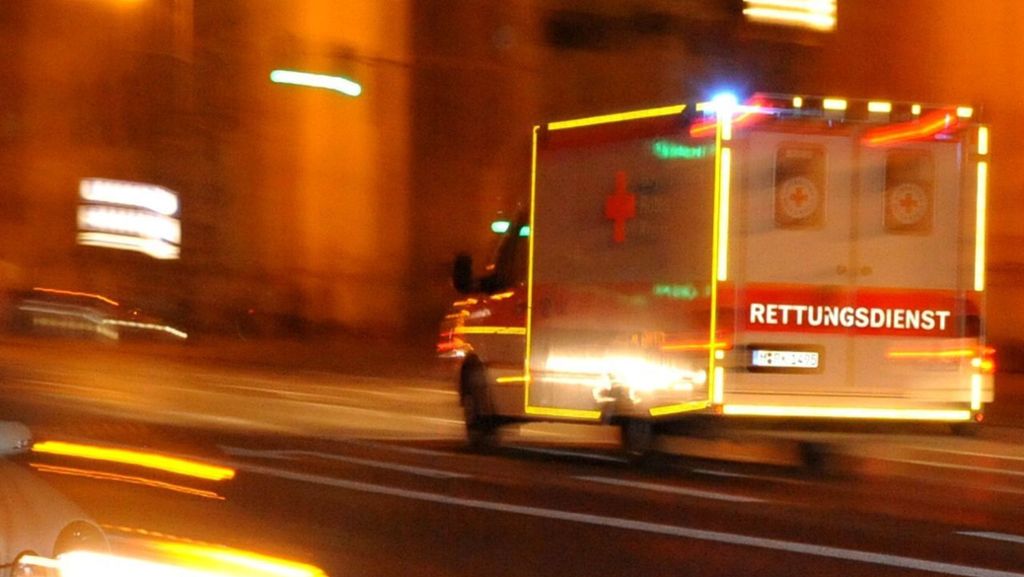 Unfall in Stuttgart-Weilimdorf: 25-Jähriger geht bei Rot über Straße – Auto erfasst ihn