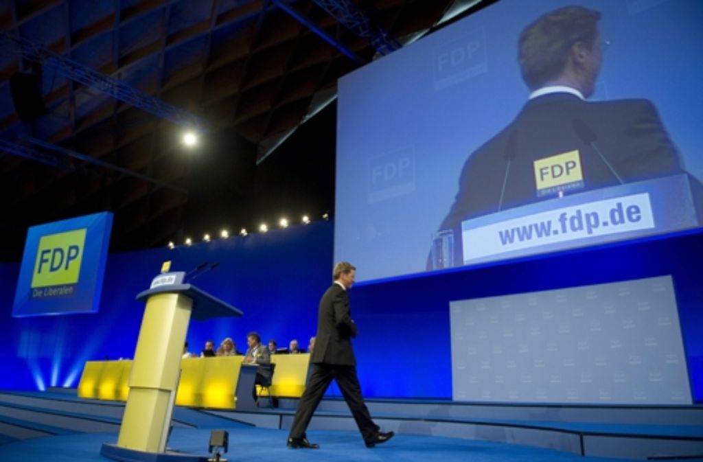 Guido Westerwelle verlässt nach einer Rede in Rostock die Bühne. Foto: AFP