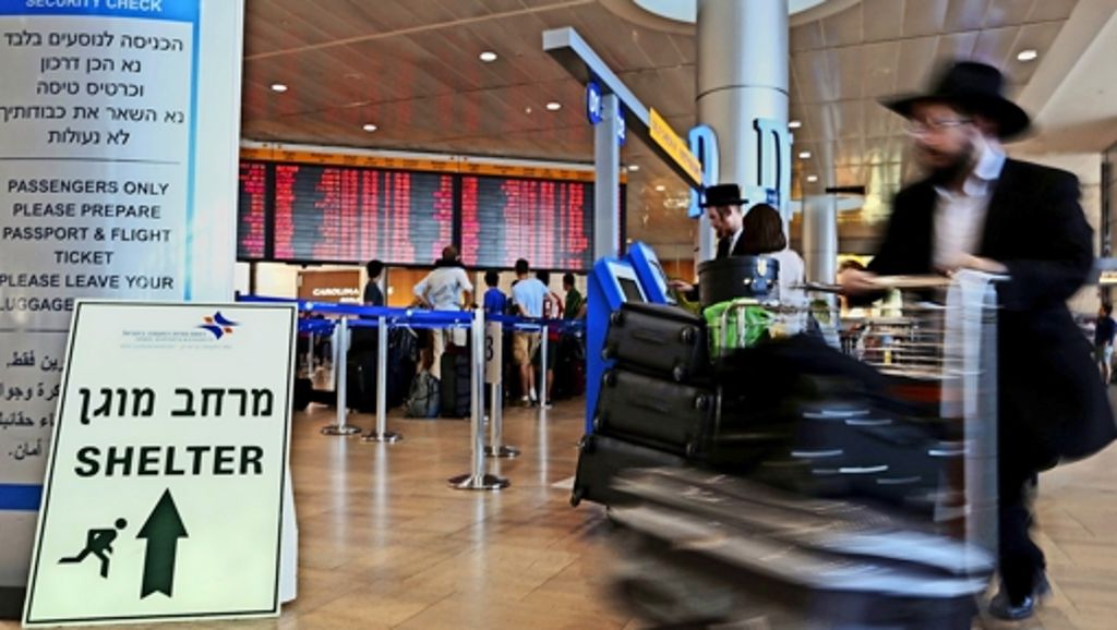  Viele Fluglinien – wie die Lufthansa – haben ihre Verbindungen zum internationalen Flughafen Ben Gurion bei Tel Aviv wegen des Raketenbeschusses aus dem Gazastreifen vorübergehend eingestellt. Dies setzt das Land nun auch wirtschaftlich unter Druck. 