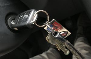 Dieb stiehlt Schlüssel aus Kabine und Auto von Parkplatz